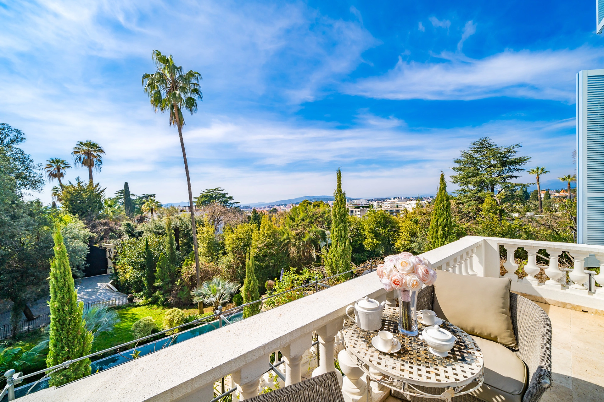 Reservation Chateau les Alouettes Cannes Luxury holiday villa South of France
