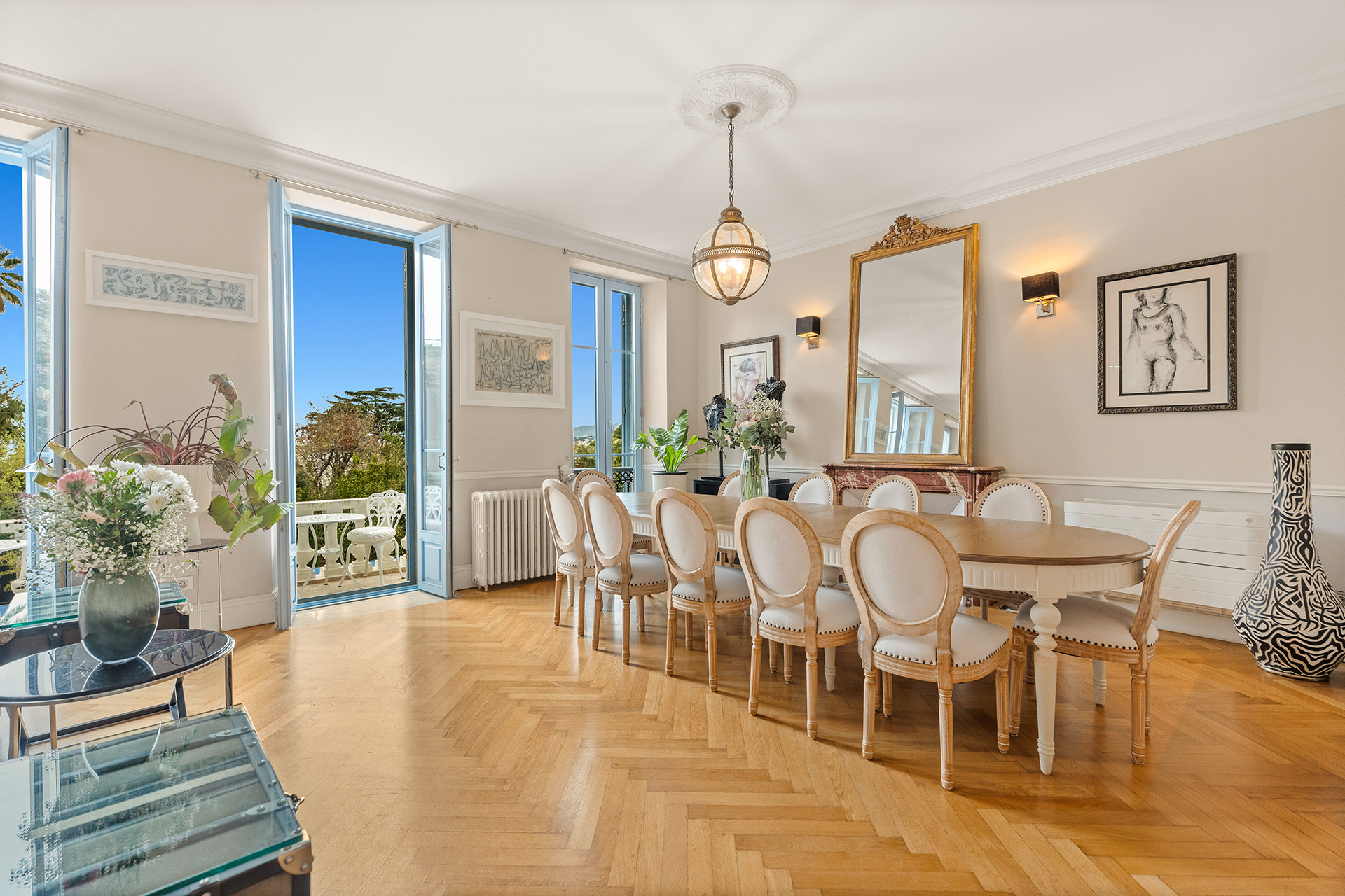 luxury-dining-room-bright-windows-cannes Open-plan dining and living room with elegant furnishings and French Riviera luxury interiors at Château Les Alouettes Cannes.