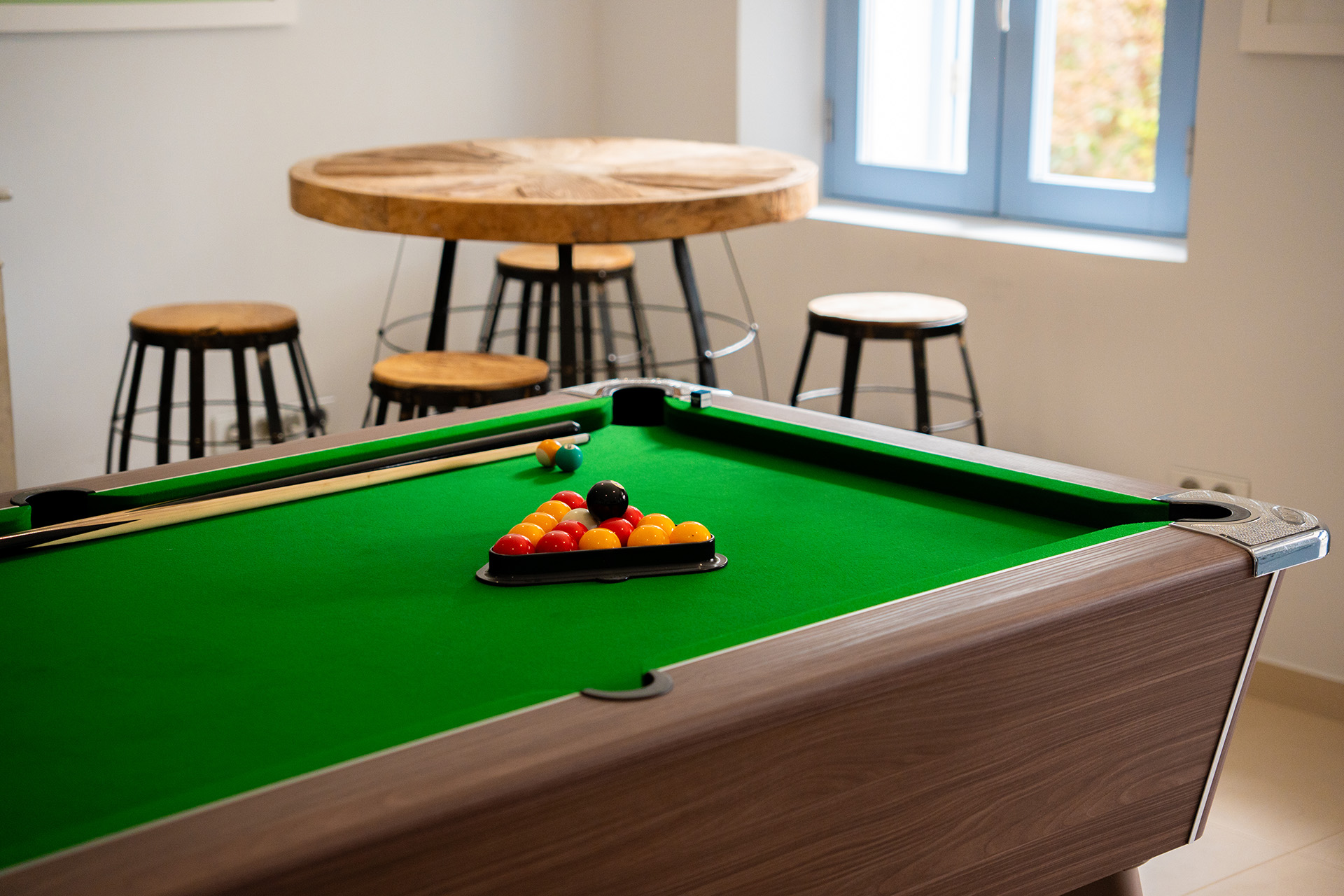 luxury-games-room-billiard-table-cannes Billiard and entertainment room at Château Les Alouettes in Cannes featuring modern leisure spaces, stylish interiors and relaxed French Riviera living.